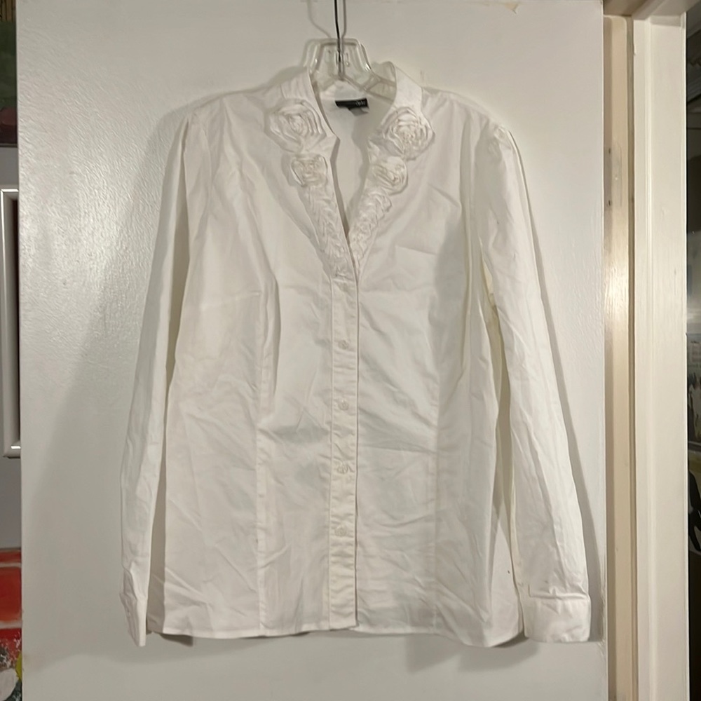 East 5th white shirt w/gorgeous ruffle detail